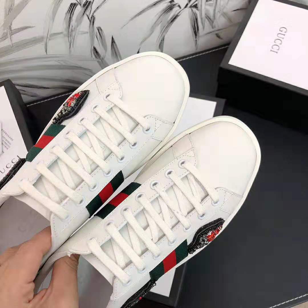 G*u*i unisex ace embroidered sneaker with arrow appliqués-white